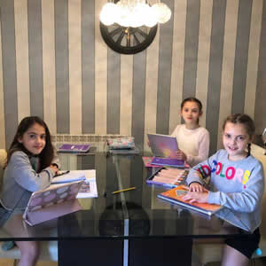 Sara, Claudia y María